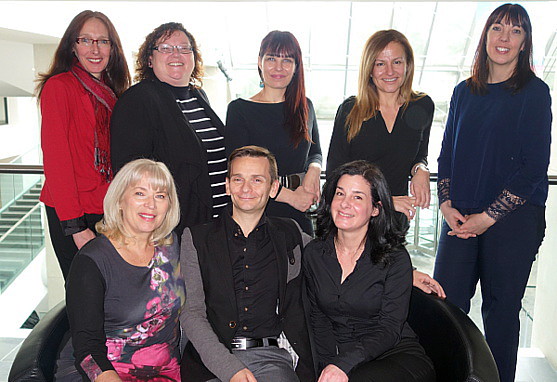 Photo d'archives de février 2015 lors d'un lancement de produits : Nathalie Demontigny, Coordonnatrice des ventes ; Anne-Marie Cariou, Directrice des opérations, Carte Postale Tours; Marie-Eve Derouin, Directrice Division Méditerranée & Europe; Penny Mastrogiannis, Directrice produits Asie, Moyen Orient, Grèce; Sonia Fabris, Superviseur des Réservations Exotik Tours et Boomerang Tours - Assis : Lina Côté, Directrice des ventes TravelBrands ; David Boigné, Vice-président des produits Spécialisés ; Eva Gobeil, Chef de produit Afrique, Océan Indien et Amérique Sud.