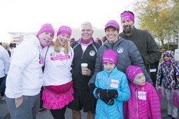 Le président et chef de la direction de WestJet, Gregg Saretsky, avec des employés et leurs familles à la Course à la vie CIBC. (Groupe CNW/WestJet)