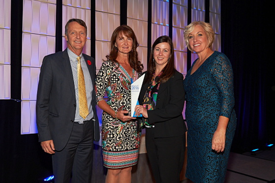 Lyell Farquharson, vice-président de WestJet, en compagnie de Sherry Scott et de Dawn Adams de HRG, lauréates du prix WestJet, meilleure croissance - défis de la haute direction, et de Jane Clementino, directrice à WestJet. (Groupe CNW/WestJet)