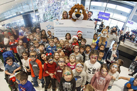 Une centaine d'enfants malades rencontrent le père Noël sur un vol d'Air Transat