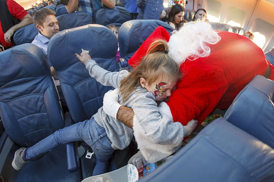 Une centaine d'enfants malades rencontrent le père Noël sur un vol d'Air Transat