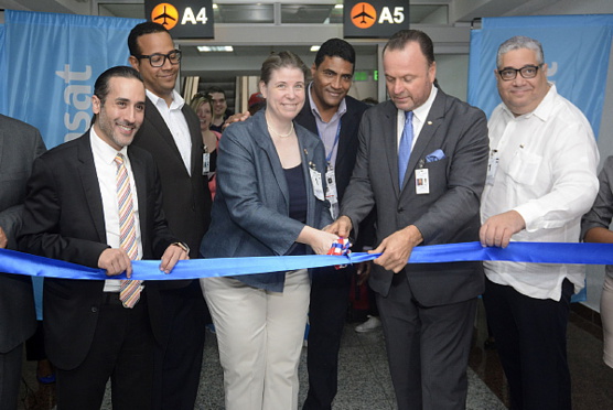 De gauche à droite : Riad Simon, AERODOM, Pedro Vargas, Ministère du Tourisme de la République dominicaine, Nathalie Samson pour Steve Côte, Ambassadeur du Canada en République dominicaine, Julio Peña, Air Transat, Gustavo de Hostos, General Air Services, Michel Musa, Turissimo.