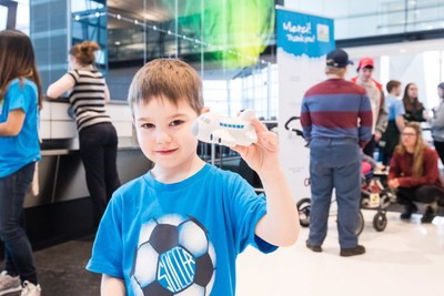 Des enfants et leur famille ont pu vivre une journée privilégiée aujourd'hui à l'aéroport Montréal-Trudeau dans le cadre de la cinquième édition du programme Enfants en Première.