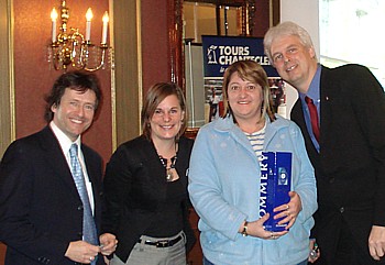 Sylvain Ouellet représentant des ventes et Cristelle Cornier directrice des ventes, Johanne Barbeau Voyages Gama Fleury et Claude St-Pierre de Tours Chanteclerc.