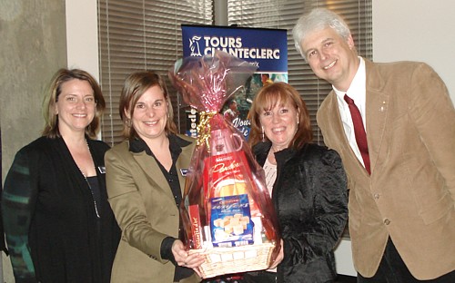 Sylvie Hauver représentante des ventes, Cristelle Cormier directrice des ventes, Lyn Fleury de Voyages Fleur de Lys/Dupuis et Claude St-Pierre, VP directeur général de Tours Chanteclerc/Solbec.