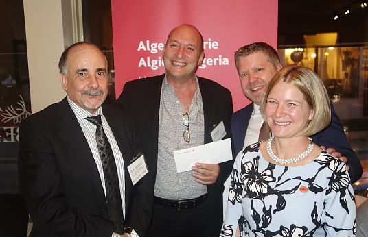 L'ambassadeur d'Algérie S.E. Hocine Meghar (à g) et François Choquette & Karen ACS d'Air Canada entourent le gagnant d'un billet d'Air Canada sur Alger