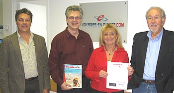 Richard Villeneuve (directeur général du regroupement), Richard Tardif (directeur des ventes chez Varaplaya Tours), Lucie Bourget (conseillère en voyage chez Voyages En Direct Terrebonne) et Didier Monié-Montrevel (président du regroupement).