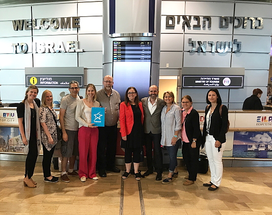 Le groupe du voyage de familiarisation organisé par Air Transat à son arrivée à l’aéroport international Ben-Gourion de Tel-Aviv, accompagné de Jerry Adler du ministère du Tourisme d’Israël et de Ziv Nevo Kulman, consul général d'Israël à Montréal et représentant permanent auprès de l'Organisation de l'Aviation Civile Internationale (OACI).