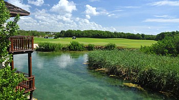 L'eau est présente partout au Fairmont Mayakoba, et les mangroves s'invitent à la fête...