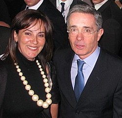 Patricia Aguilar en compagnie du Président de la Colombie Alvaro Uribe ( archives Jmv)