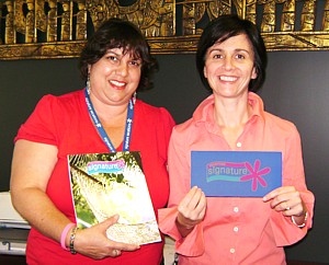 Sophie Chagnon, représentante des ventes de Vacances Signature et la gagnante, Mme Nathalie Guilbert  de Voyage Professionnel Canora