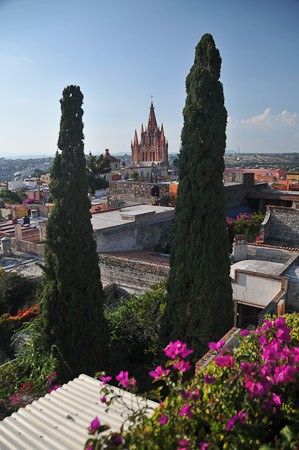 Au loin la Parroquia, église monumentale bâtie en pierre rose