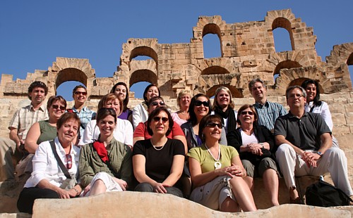 le groupe de Rêvatours dans les marches de l' amphithéâtre d' El Jem: l' un des mieux conservés de l' époque romaine.