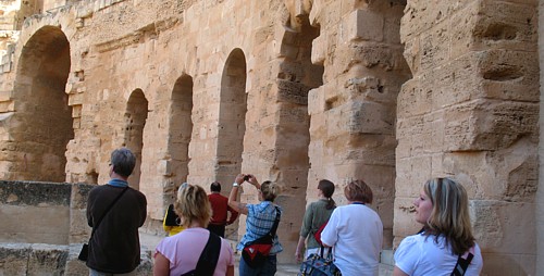 En visitant l'amphithéâtre d' El Jem