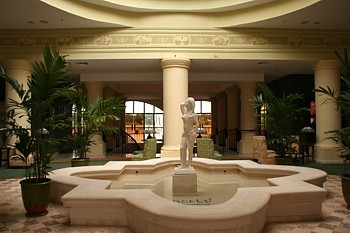 Le hall d'entrée du nouveau Barcelo Habana Ciudad, situé dans le quartier de Miramar, à La Havane.