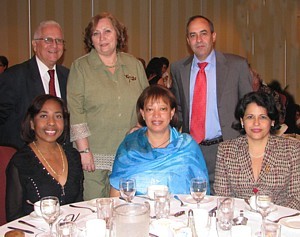 Debout :Laureano Cardoso,consul de Cuba à Québec, Maria de la Luz B'Hamel et Antonio Rodriguez tous deux ministre-conseiller à l'ambassade de Cuba; Assises: Rosa Adela Mejias Jiménez, directrice du Bureau de tourisme de Cuba à Montréal; Maria Elena