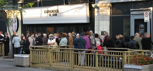 Embouteillage à l'entrée du Théâtre Corona pour le lancement de Canandes