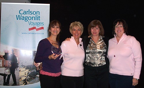 Monyc Duguay, Directrice CWT Cowansville et Kelly Strange, conseillère CWT Cowansville, toutes deux récipiendaires Agence Ambassadrice CWT, Louise Gardiner, Directeur Loisirs – Canada et Debbie Monahan, Directeur Régional Québec,