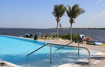 La piscine (à débordement) réservée aux adultes borde la rivère Sainte-Lucie.