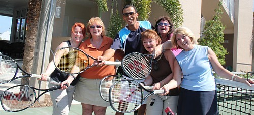 Les agents se sont mis au sports: Marie-Andrée Pinard, HRG North America; Louise Martel,Voyages Les Ailes d'or; Johanne Germain, Voyages Chartier (derrière); Geneviève Parent, Club Voyages Louise Proulx et Ginette Bergeron,Voyages Tour'Ailes