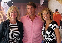 Susan Bowman, v-p MKTG et relations fournisseurs; Yves Lalumière, président et Louise Fecteau, directeur exploitation et services aux membres de Transat Distribution Canada