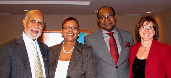 Lionel Reid, dir. exec. Jamvac; Sandra Scott dir. exéc. du tourisme de la Jamaîque; l'Honorable Edmund Bartlett, ministre du tourisme de la Jamaïque et Louise Paquette, dir. B.T.de la Jamaïque pour le Québec et les Maritimes.