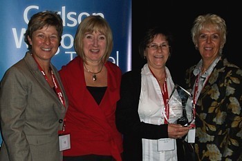 Agence Associée CWT de l’Année 2010.  Danielle Durocher, Directeur Programme Associés-Canada, Sherry Saunders, Vice-présidente principale et Directeur général, , Suzanne Thibeault, Propriétaire CWT Voyages Michelle Barrette, Alma et Louise Gardiner, Directeur principal, Loisirs – Canada