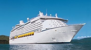 L’Explorer of the seas est un navire possédant un tonnage de 142 000 tonnes, la capacité de 3114 passagers pour un équipage de 1185 personnes. Ce superbe navire de 15 ponts, vous permettra de voguer confortablement, tout en profitant des nombreux services à bord.