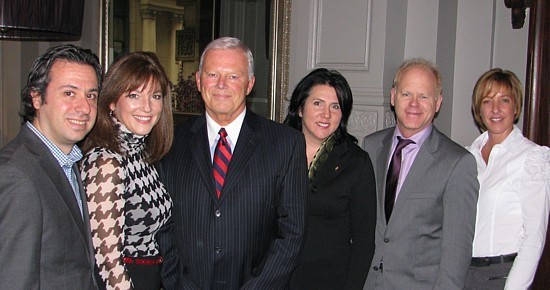 Luigi Iannello, directeur produit Europe; Maryse Martel directrice commerciale Québec, Transat Tours Canada; Allen B. Graham, président de Transat Canada; Andrée Gervais vice-présidente, Marché Europe; Denis Codère, vice-président, ventes, commercialisation et développement Europe et Sylvie Murdock, superviseure développement des affaires au Québec et à Ottawa de Transat Tours Canada.