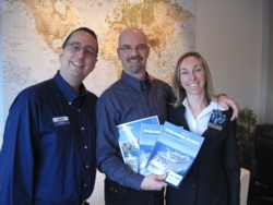 Eric St-Pierre (chef du développement des affaires, Royal Caribbean), Claude Gamache (Club Voyages Langelier), Caroline Grenier (représentante des ventes, croisières, Vacances Transat).