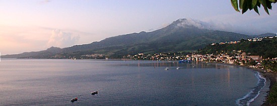 La ville de Saint-Pierre, entre mer et montagne.