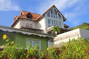 L'hôtel la Suite Villa compte quelques suites (tout en haut du restaurant) et des villas dispersées à flanc de colline.