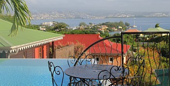 Vue de la piscine et du restaurant de la Suite Villa, aux Trois-Ilets.