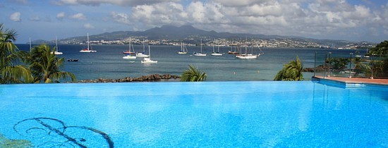 La piscine de l'Hôtel Bakoua, avec sa vue sur la baie de Fort de France.