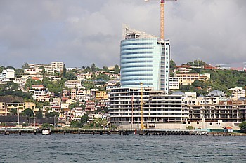 On s'affaire à construire un Novotel dans le port de Fort-de-France.