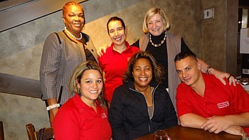 Debout: Sherille Hughes du Paradise Cove Resort, Lorena Quintana de VAC et Dale Pusching, directrice ventes Canada du Bureau de tourisme d'Anguilla. Assis: Julie Golding de VAC; Marie Walker, directrice Amérique du Nord du Bureau de tourisme d'Anguilla et David Côté de VAC.