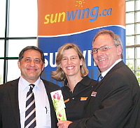 Sam Char, directeur exécutif; Marie-Josée Carrière superviseure marketing et Guy Marchand superviseur ventes de Sunwing Québec