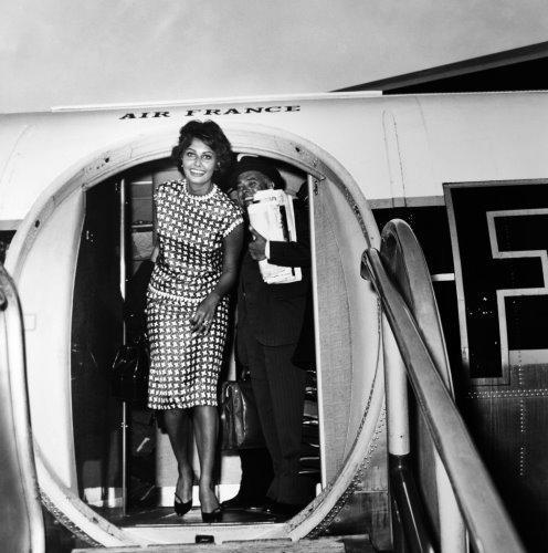 1958.05.12 Sophia LOREN, débarque d'un avion Air France- Collection Air France. DR/Collection Musée Air France.Dr