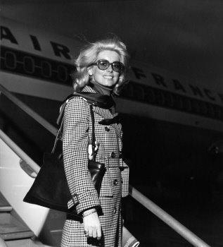 1970. Catherine DENEUVE embarque à Orly à bord d'un Boeing 727-200 d'Air France à destination de Madrid où elle assistera à la projection du film de Luis Bunuel "TRISTANA", dont elle est une des vedettes.Collection Air France.DR/Collection Musée Air France.DR