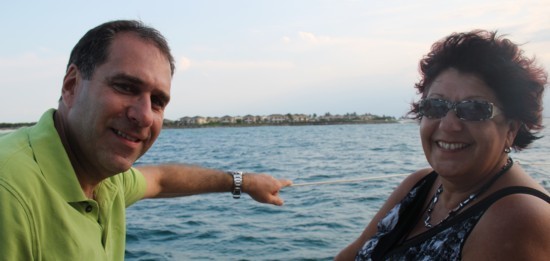 Joseph Adamo, vice-président Marketing, et Charlotte Rousseau, directrice de région pour Transat Tours Canada, rencontrés lors d'une sortie en catamaran.