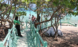 Au Memories Flamenco, une longue passerelle enjambe la mangrove et rejoint la mer.