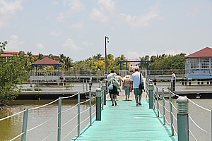 A l'hôtel La Laguna (bientôt l'Iberostar Mojito), la passerelle menant vers la plage et les villas sur pilotis.