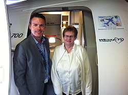 "Richard Bartrem, vice-président, communications et relations communautaires, de WestJet, en compagnie de Dianne Schlaht de Peterborough, en Ontario. Dianne est l'heureuse gagnante du vol aller-retour pour deux à n'importe quelle destination du réseau de WestJet qui a été tiré au hasard le 29 mai 2012 à bord du millionième vol de WestJet effectué en Boeing 737 de la nouvelle génération