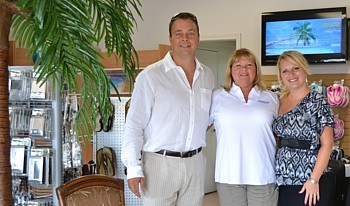 Benoit Pichette, vice-président du Groupe Atrium;  France Benoit, propriétaire et Johanne Boivin, directrice de l'agence Voyages Vasco Lachenaie