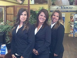 photo prise à l’intérieur de l’agence Avec Annie Desjardins (au centre) et deux de ses agents, Sandra Lefebvre (à gauche) et Nancy Bernier (à droite)