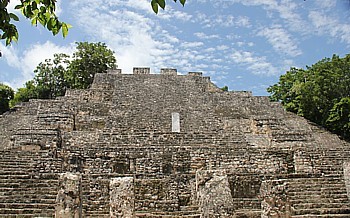 Calakmul est dominée par deux pyramides superposées très imposantes, qui surplombent une véritable " mer" verte.