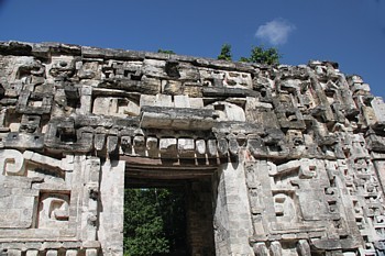 Les serpents et les jaguars sont représentés souvent sur les façades (comme ici, sur le site de Chicanna)