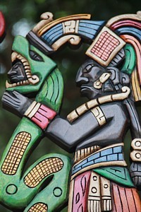 Des masques qui représentent les Mayas, notamment avec ce serpent, si vénéré