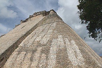 Le temple d'Uxmal, avec ses formes arrondies.