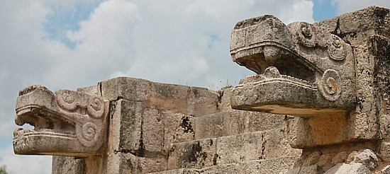 Les serpents sont omniprésents sur les façades des temples Mayas. Ici, à Chichen Itza.